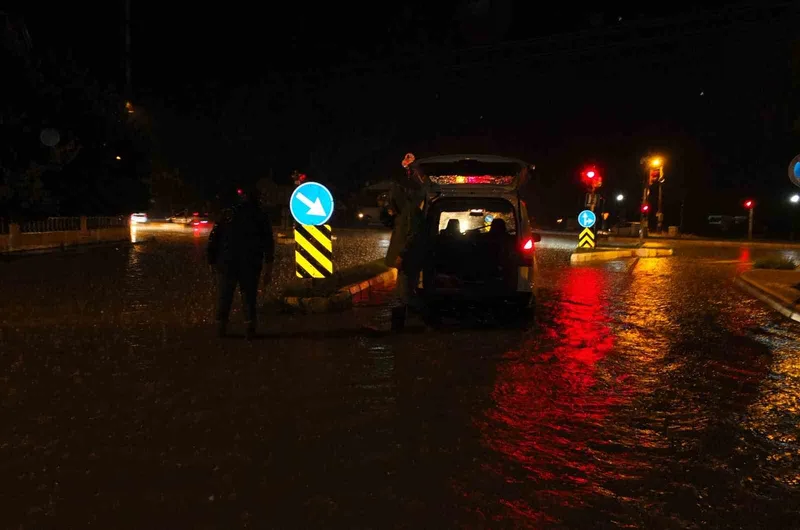 Burhaniye’de sağanak yağış yolları göle çevirdi
