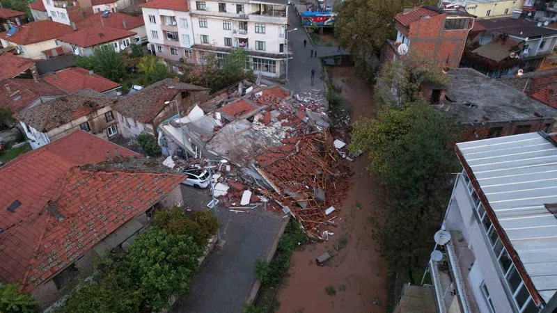 Sındırgı depreminde çöken binalar sabahın ilk ışıklarıyla böyle görüntülendi

