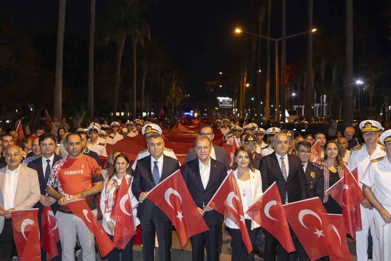 Mersin’de ’bayrak yürüyüşü’ düzenlendi
