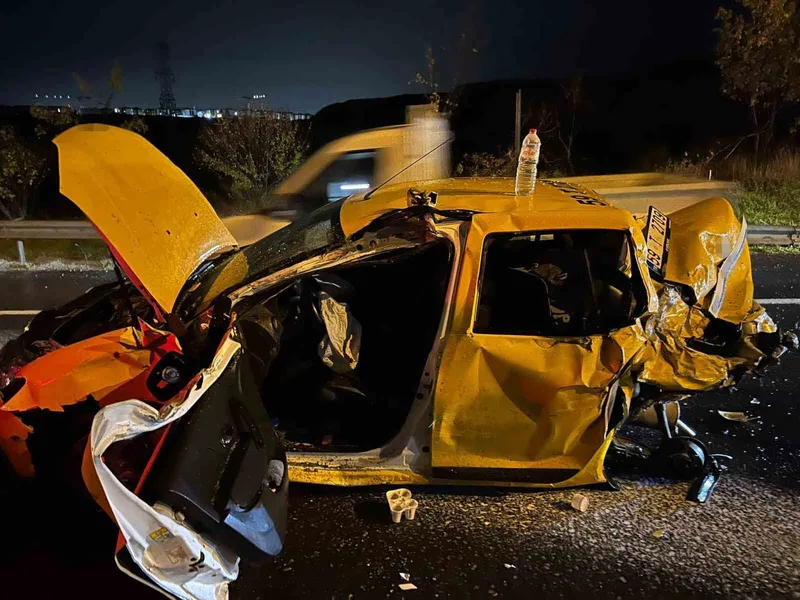 İki kamyonun arasında kağıt gibi ezilen taksi sürücüsü yaralandı
