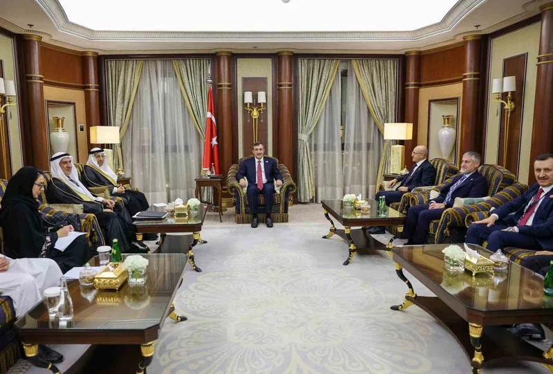 Cumhurbaşkanı Yardımcısı Yılmaz, Suudi Arabistan Yatırım Bakanı el-Falih ile bir araya geldi
