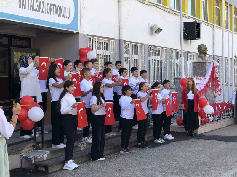 Battalgazi öğretmenlerinden Cumhuriyet Bayramı’na mini konser
