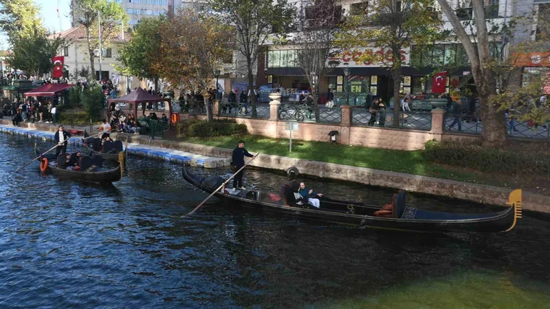 Cumhuriyet Bayramı’nı fırsat bilen turistler Eskişehir’e akın etti
