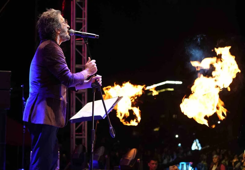 Yağmur altında Cumhuriyet coşkusu: Ünlü şarkıcı Fettah Can hayranlarıyla buluştu
