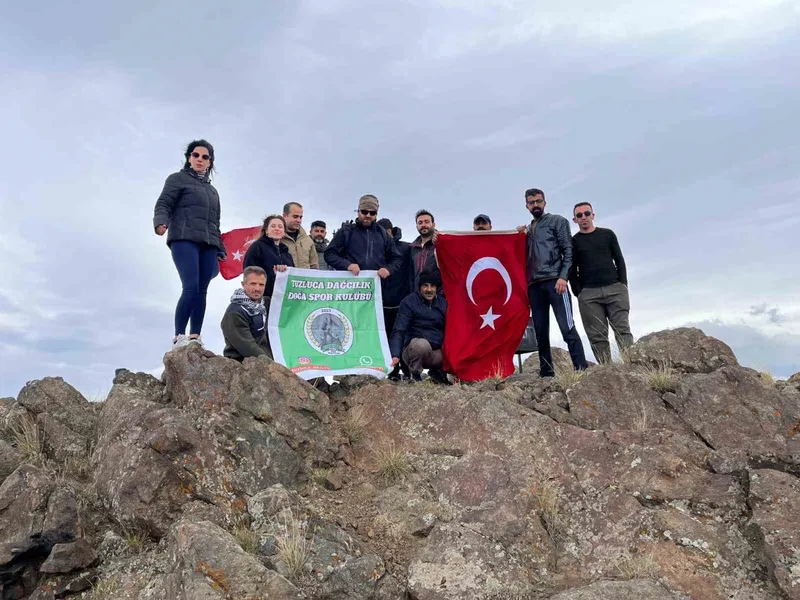 Iğdır’da dağcılardan Cumhuriyet Bayramı’na özel Tekelti Dağı zirve tırmanışı
