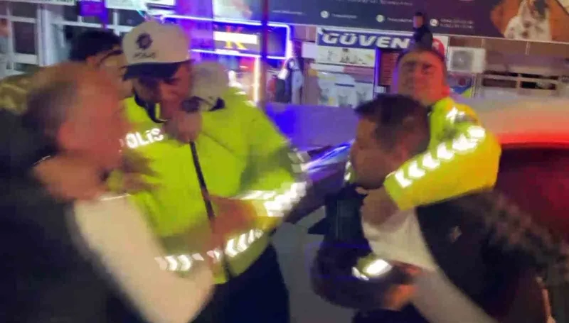 Alkollü sürücü ve yakınları polise yumrukla saldırdı: O anlar kamerada

