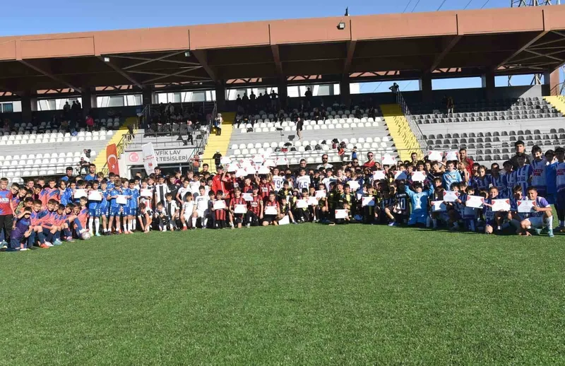 Cumhuriyet coşkusu sahaya taşındı
