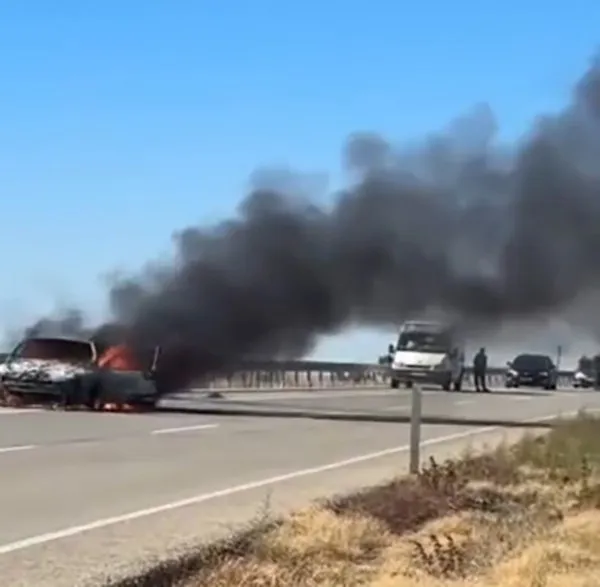 Seyir halindeykeki otomobil alev alev yandı

