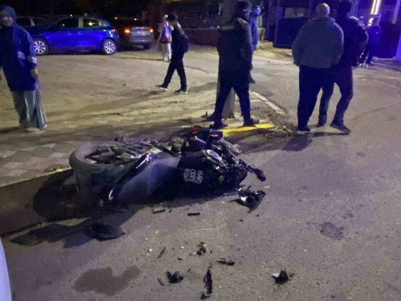 İş makinesi ile çarpışan motosikletli ağır yaralandı
