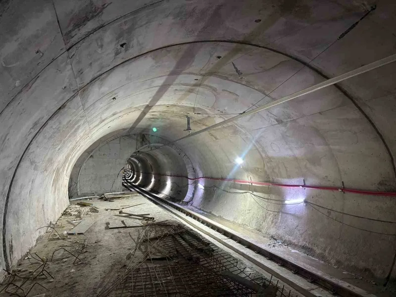 Gebze’de 4 kişiye mezar olan binanın yakınından geçen metro hattının içi görüntülendi
