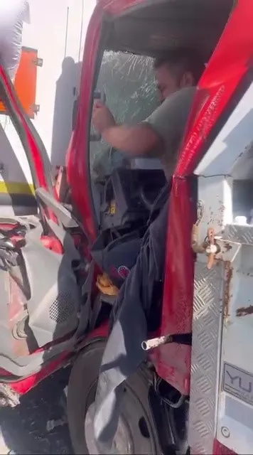 Kamyonet tıra arkadan çarptı: 3 yaralı
