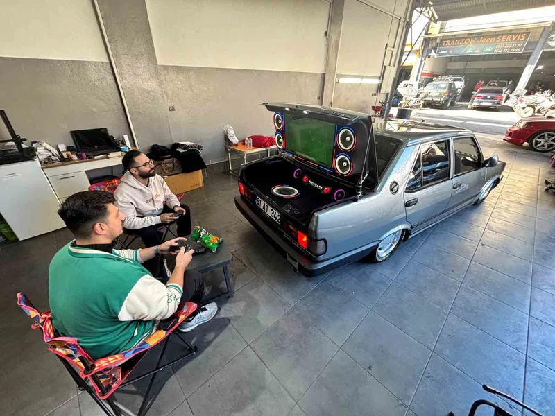 Bagajında televizyon ve oyun konsolu var
