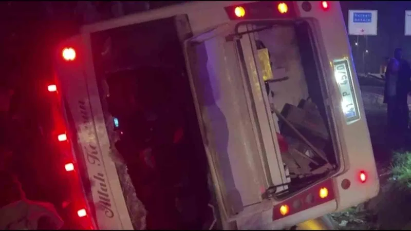 Otomobil ile çarpışan işçi servisi devrildi: 8 yaralı
