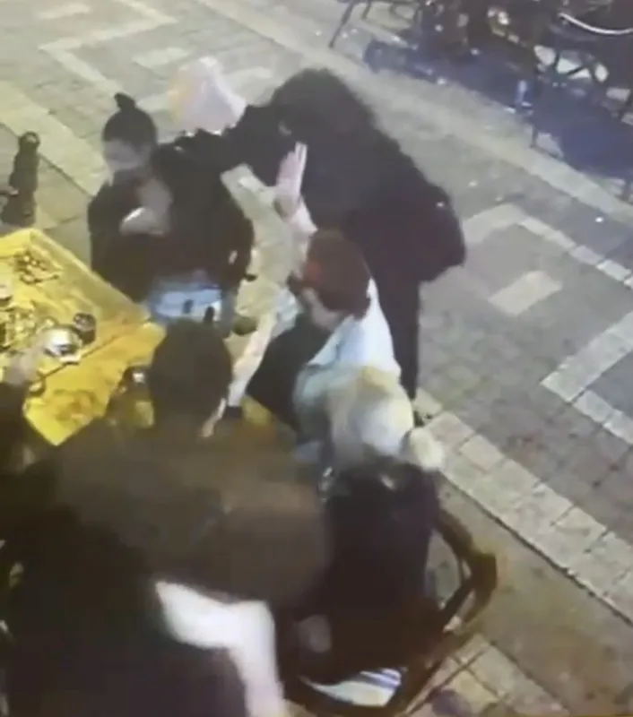 Kadıköy’de dehşet anlarının görüntüsü ortaya çıktı... Genç kadının yüzünü böyle yaktı
