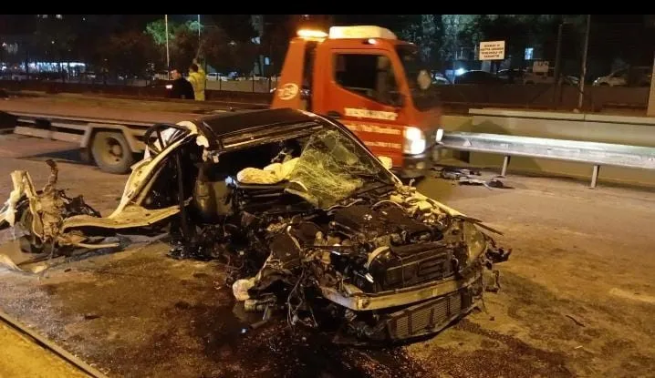 Bursa’da otomobil, önce direğe ardından minibüse çarparak savruldu: 6 yaralı
