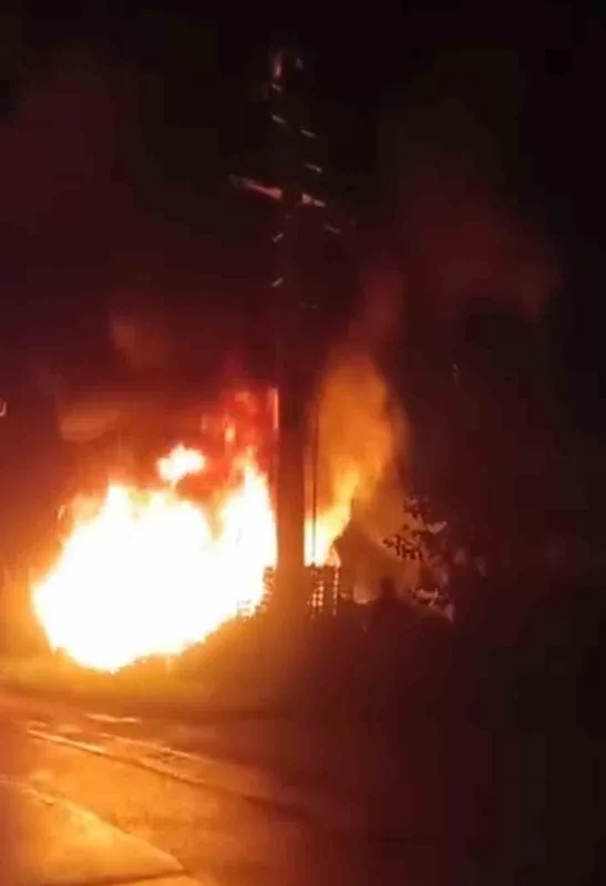 Bursa’da trafo yangını meyve kasalarına sıçradı
