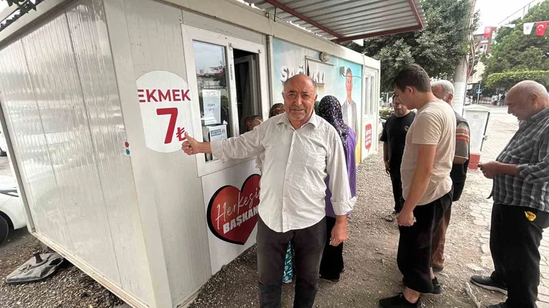 Fiyatın yarısından daha ucuza ekmek satınca metrelerce kuyruk oluştu
