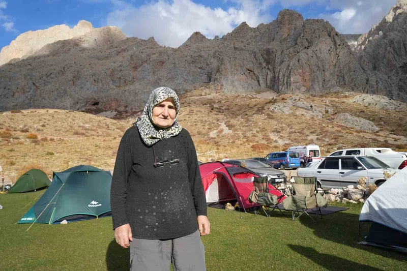 73 yaşındaki dağcı Hatun Okurkan gençlere taş çıkartıyor
