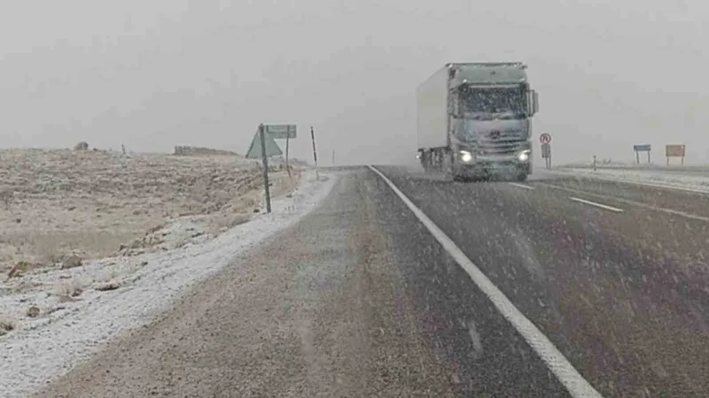 Gürün’de kar yağışı etkili oldu, görüş mesafesi yer yer 50 metreye düştü
