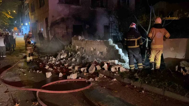 Bursa’da tek katlı ev alev alev yandı
