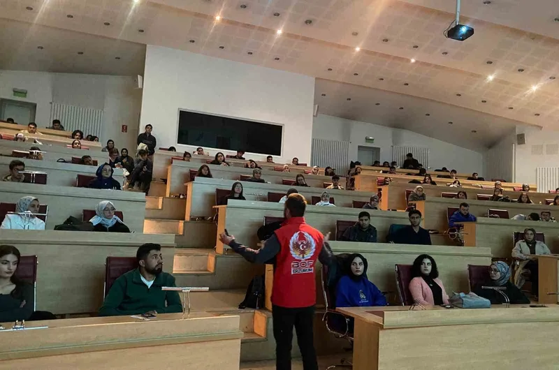 Erzurum polisinden gençlere güvenli gelecek bilgilendirmesi
