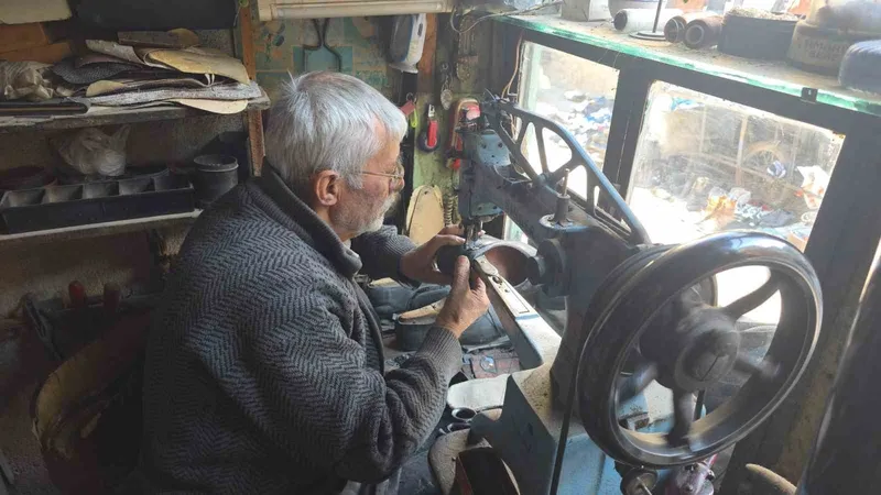 Kütahya’da 65 yıllık ayakkabı ustası Mehmet Ersulak: 