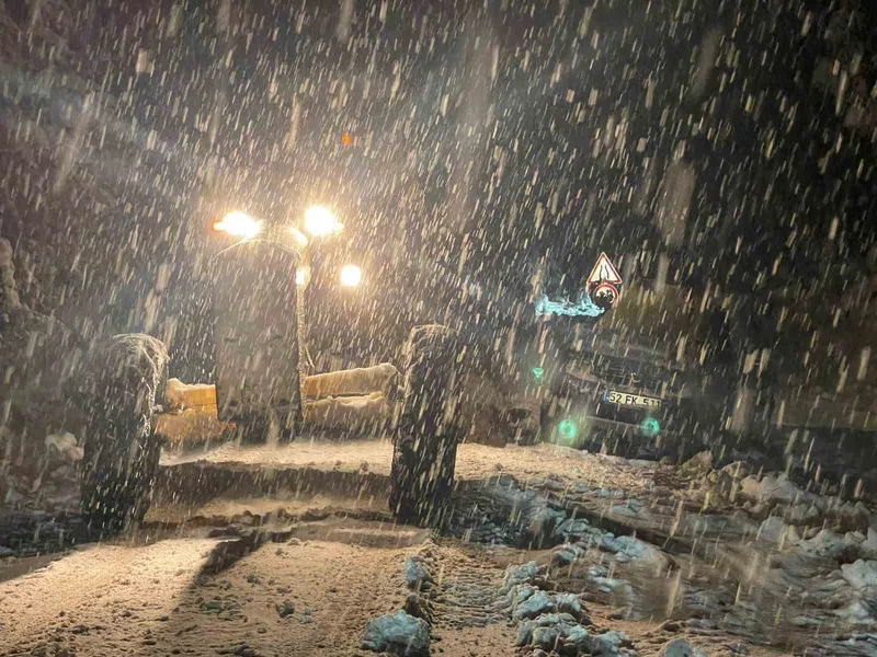 Ordu-Sivas kara yolu kar yağışı nedeniyle ulaşıma kapandı
