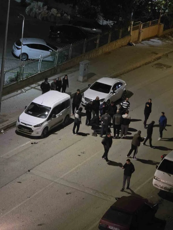 Bursa’da motosiklet sürücüsü 3 araca çarpıp yaralandı
