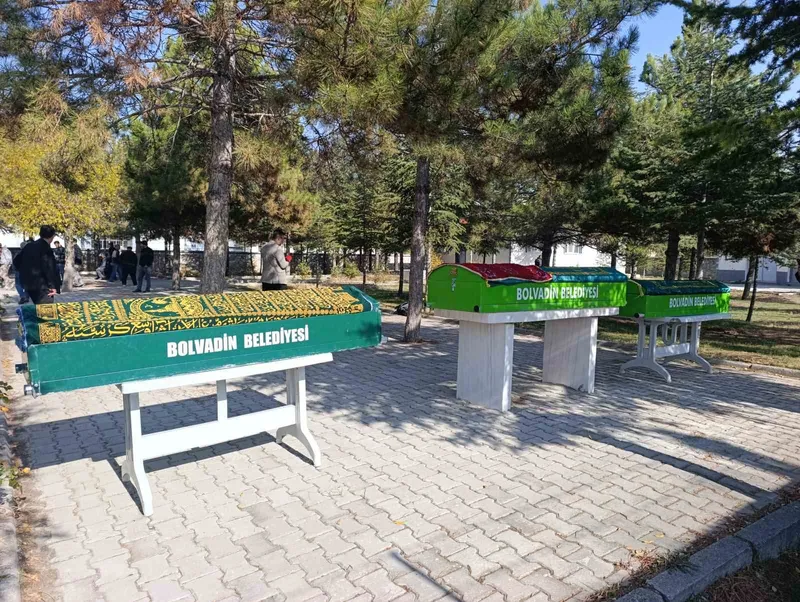 Gıda zehirlenmesinde hayatını kaybeden anne ve çocuklarına veda edilecek
