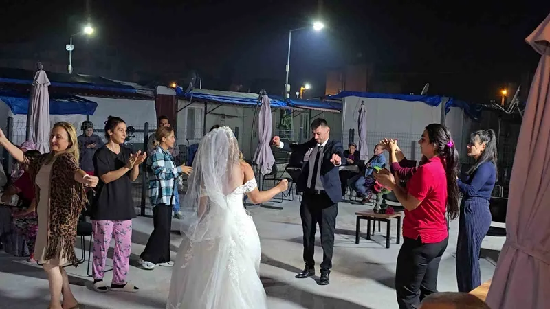 Depremde enkazdan kurtarılan Sezgin, konteyner kentte komşuları tarafından düzenlenen düğünle dünya evine girdi
