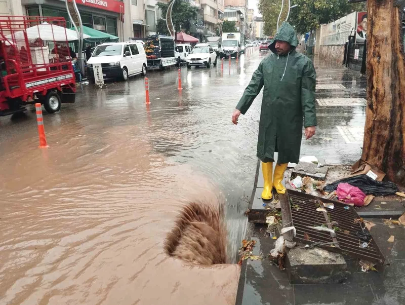 Diyarbakır’da sağanak yağış yolları göle çevirdi
