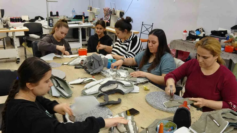 Gaziantep’te ayakkabı sektörünün imdadına kadınlar yetişti
