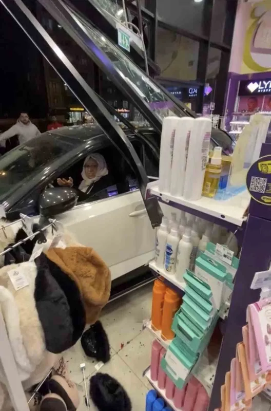 Diyarbakır’da kontrolden çıkan otomobil kozmetik mağazasına daldı
