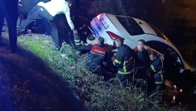 Şarampole uçan otomobilden çıkmak istemedi, ekiplere zor anlar yaşattı
