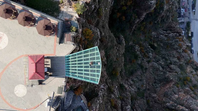 Gümüşhaneli müzisyenden tarihi mekanlarda viyolonsel ile eşsiz performans
