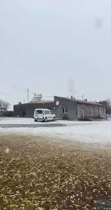 Kars’ta yüksek kesimlere kar yağdı
