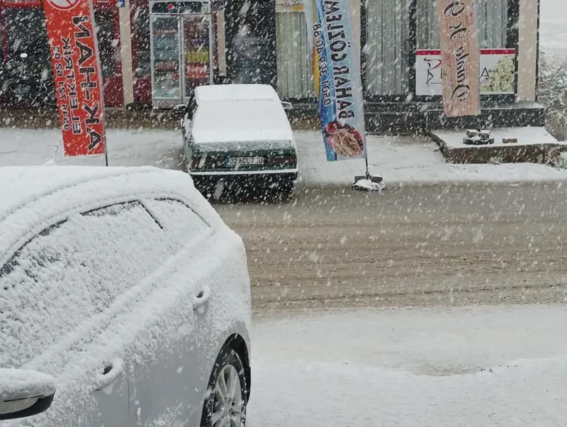 Çelikhan ilçesine yılın ilk kar yağışı başladı
