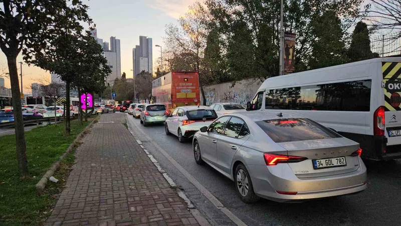 Okulların açılmasıyla İstanbul’da trafik yoğunluğu yaşandı
