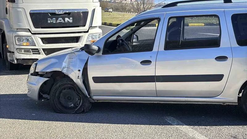 D-100’de tırın önüne kattığı araç hasar aldı
