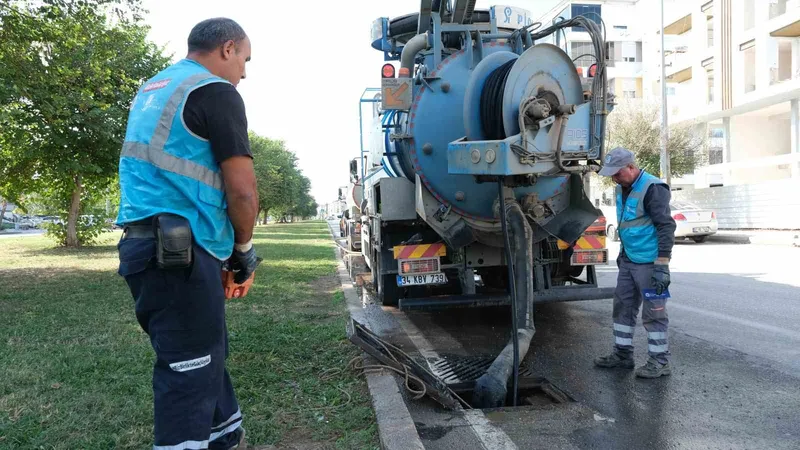 ASAT, Kepez’de yağmur suyu hatlarını temizliyor
