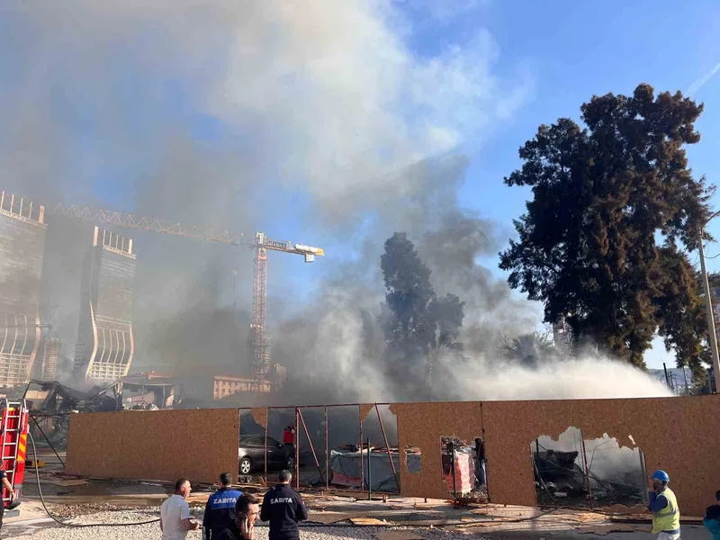 İzmir’de şantiyede yangın, gökyüzünü siyah dumanlar kapladı
