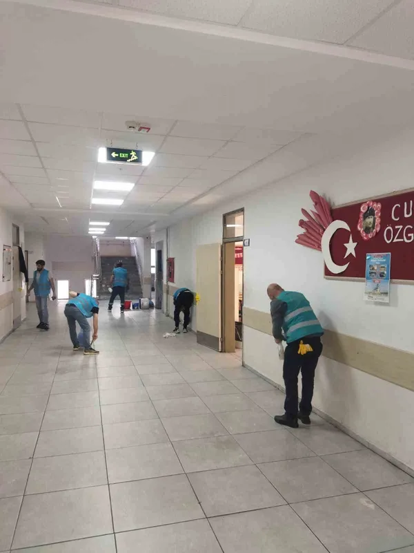 Denetimli serbestlik yükümlüleri, ara tatilde okulları yeniledi
