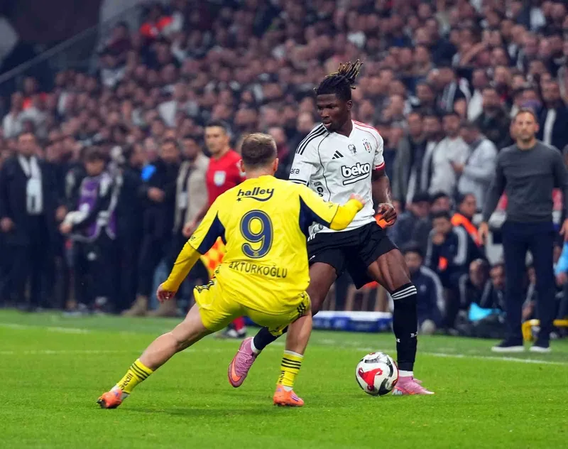 Trendyol Süper Lig: Beşiktaş: 2 - Fenerbahçe: 2 (İlk yarı)
