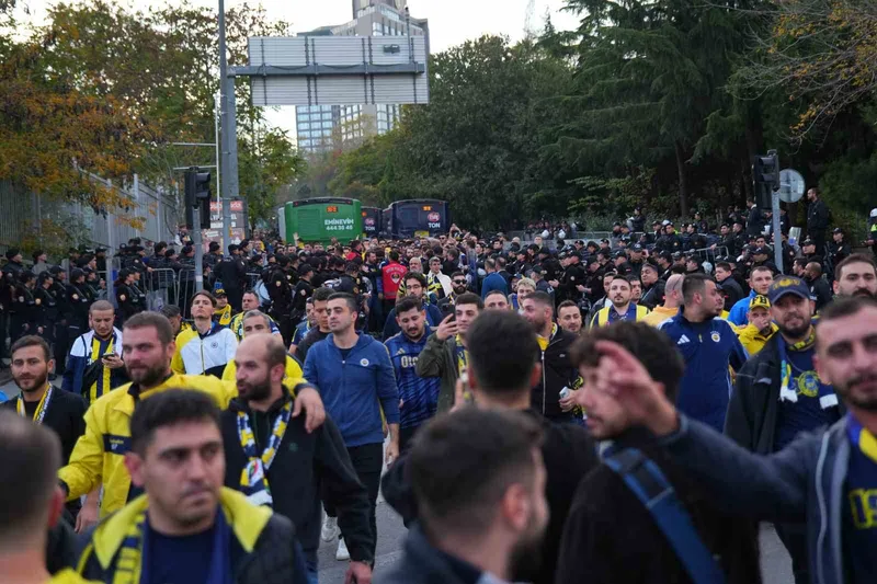 Fenerbahçe taraftarı derbi için stada geldi
