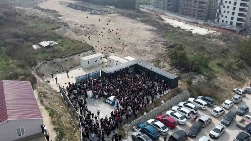 Mağdurlar gökyüzüne siyah balon bıraktı
