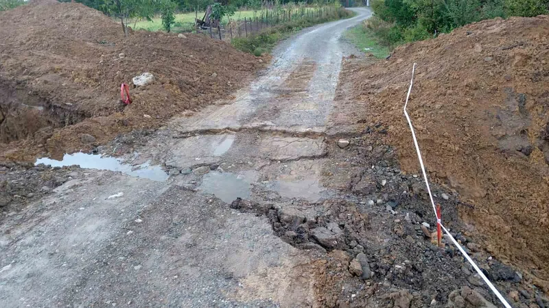 Doğalgaz çalışması sonucu bozulan yollar tehlike oluşturuyor
