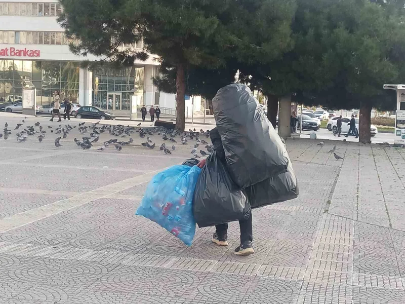 Hayatın yükünü sırtında taşıyor
