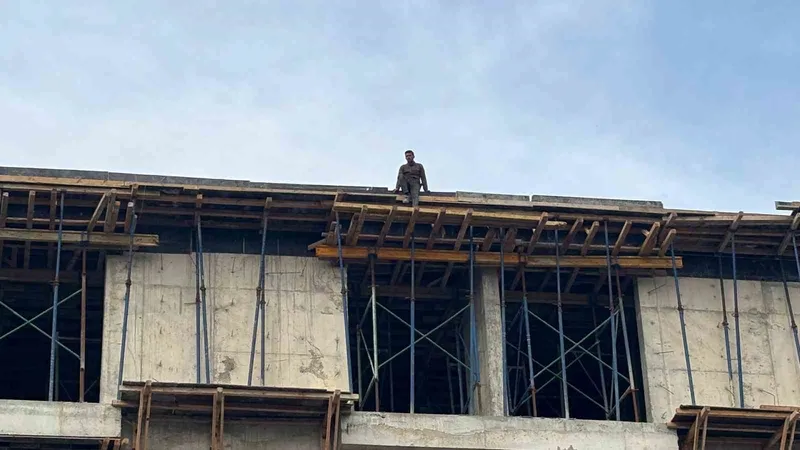 4 aydır maaş alamayan işçiler, çatıya çıktı: 