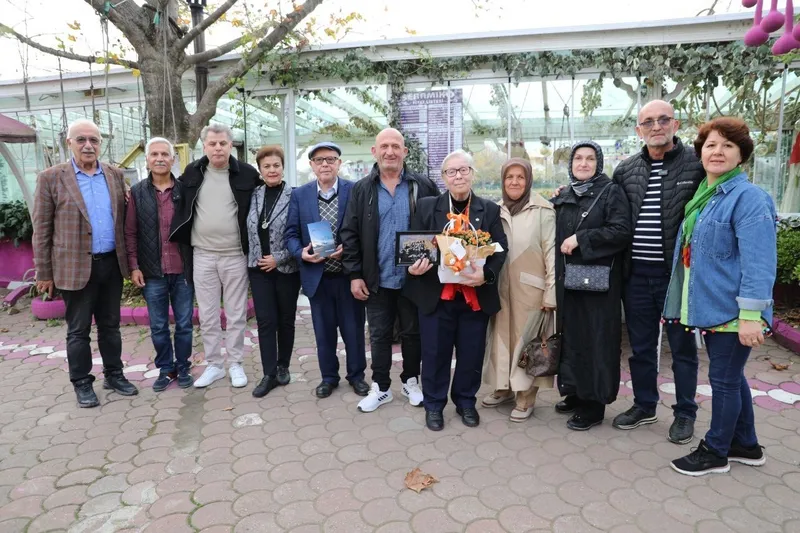 Emekli öğretmen ilkokul öğrencileriyle 50 yıl sonra ilk kez buluştu
