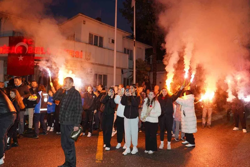 Türkiye şampiyonları davul-zurna ve meşalelerle karşılandı

